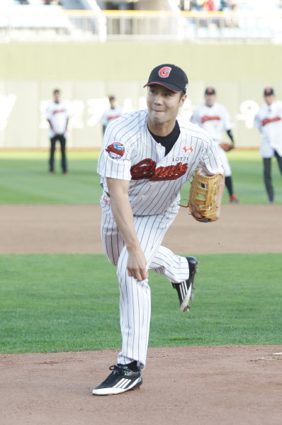 한화전 시포시구에 신인 강동관, 안태경 선수